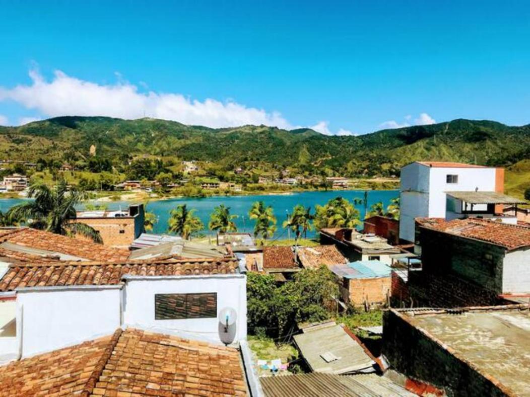 Aptos Vista Al Embalse, Frente Al Lago, Restaurantes, Bares Гуатапе Екстер'єр фото